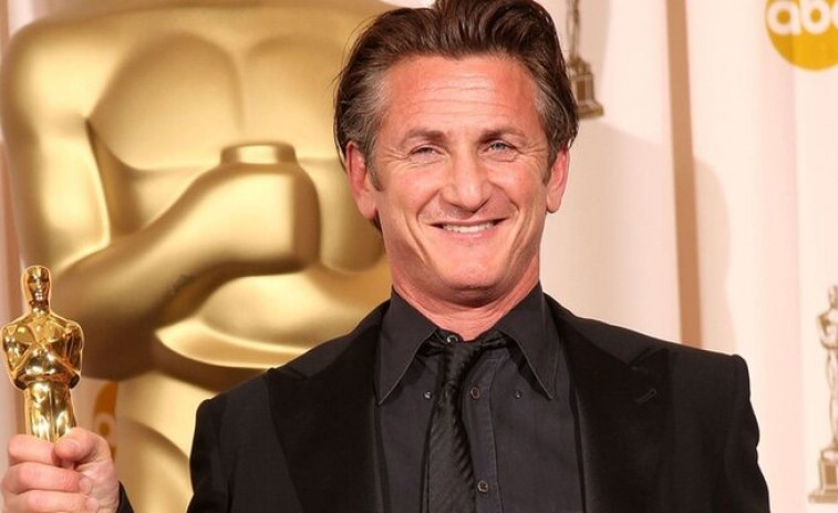 Sean Penn entrega a Zelenski su Oscar, que dejará en Kiev hasta la victoria