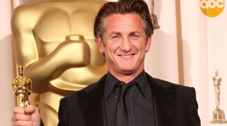 Sean Penn o Helena Bonham Carter posan desnudos para denunciar la sobrepesca en la UE