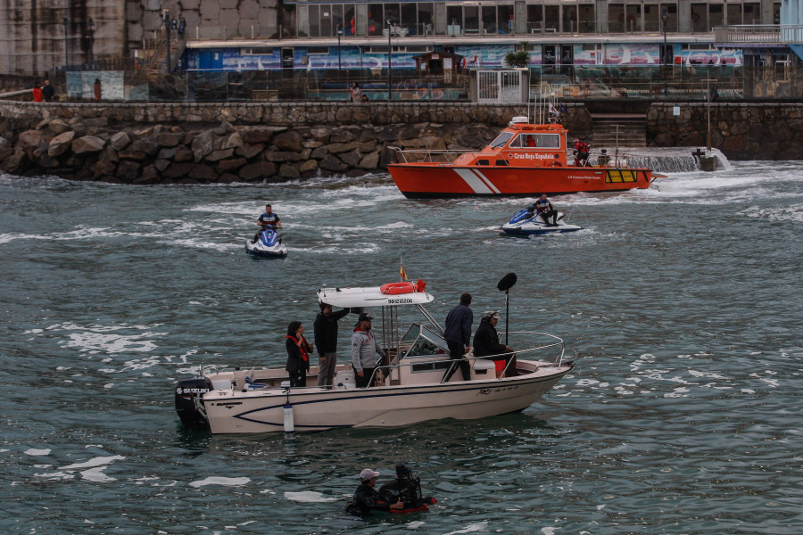 El rodaje de una película alarma al público en la playa de San Amaro