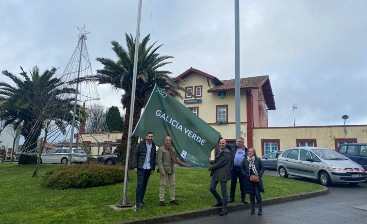 Curtis iza la ‘Bandeira Verde de Galicia' en reconocimiento a su respeto al medio natural