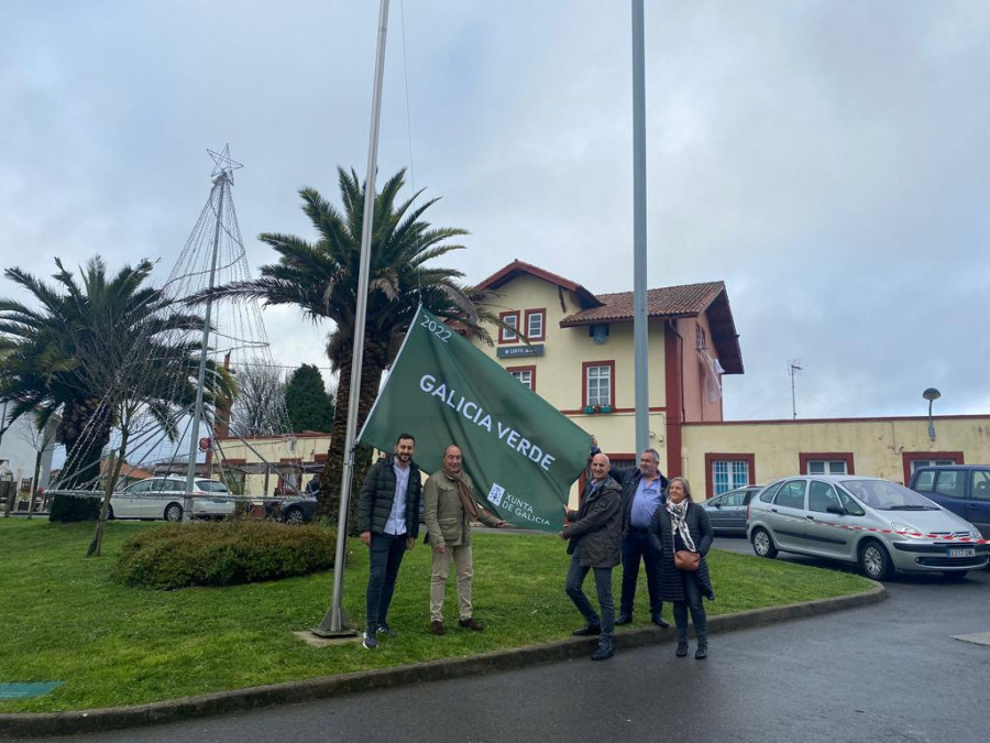 Curtis iza la ‘Bandeira Verde de Galicia' en reconocimiento a su respeto al medio natural