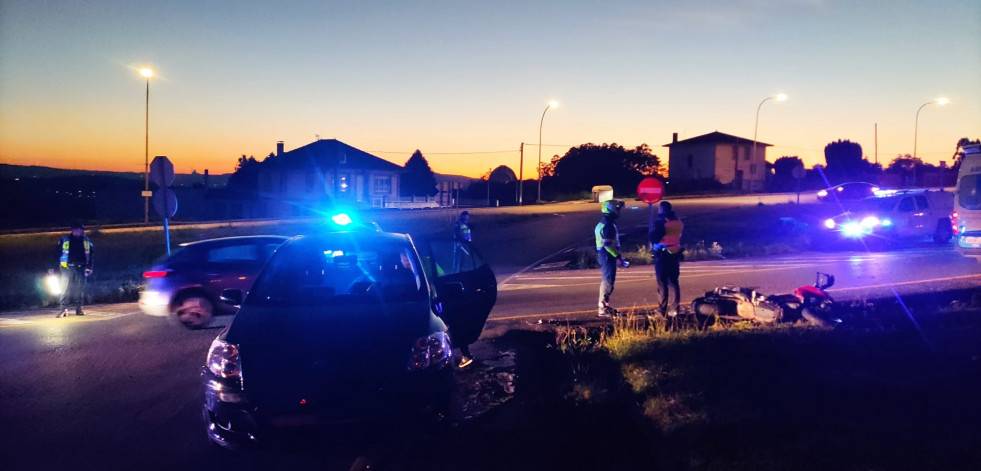 Un motorista resulta herido al colisionar con un coche en el cruce de Guísamo