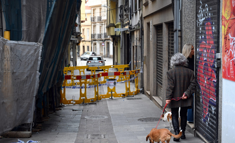 Desalojados cuatro okupas tras un derrumbe en una vivienda en A Coruña