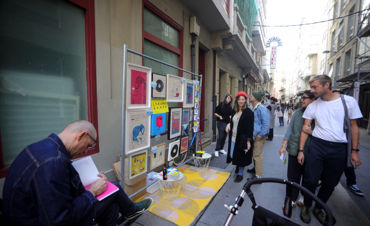 El mercado Feirarrúa del Orzán se tiñe de morado para reivindicar el papel de la mujer