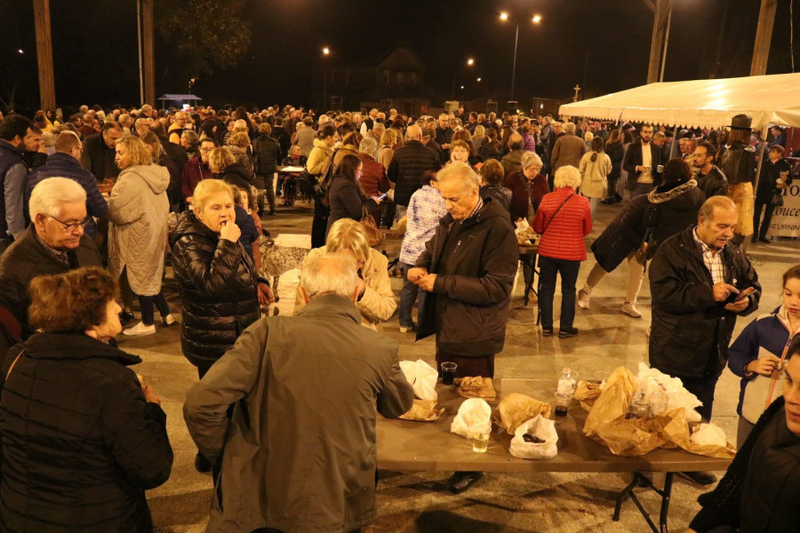 Los vecinos de Celas celebran su tradicional magosto a la sombra de la Torre