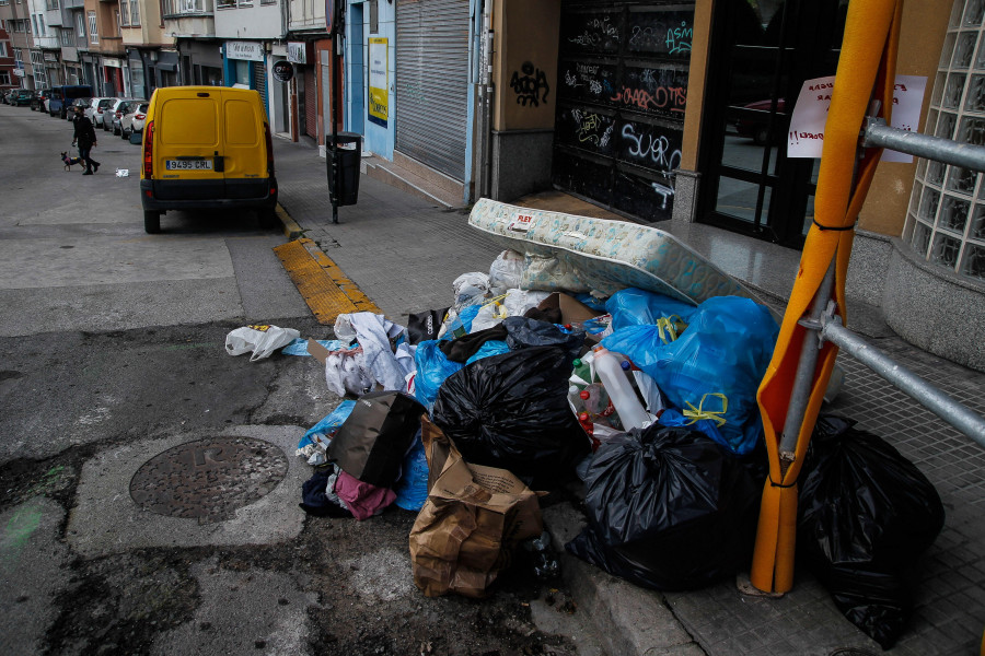 Vecinos de la calle Industrial tiran la basura en la acera al retirarse el contenedor