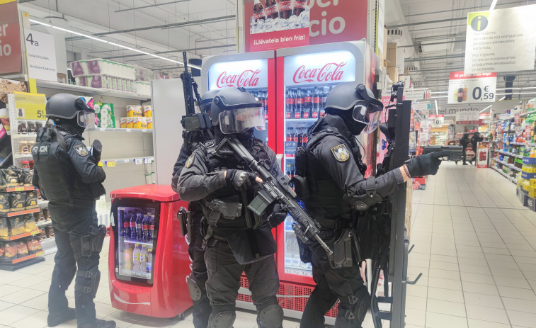 La Policía Nacional realiza un simulacro de ataque terrorista con rehenes en un centro comercial de Pontevedra