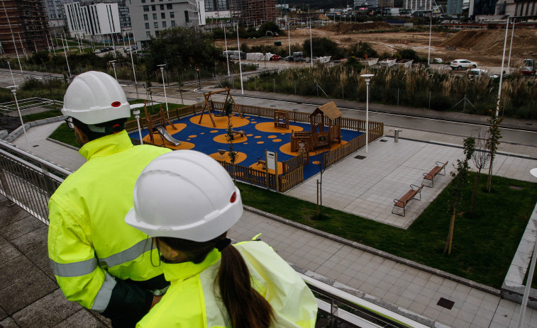 La urbanización de Xuxán avanza con la apertura de un parque infantil
