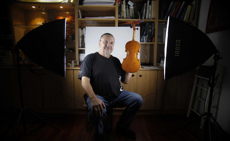 El luthier Fran Torrecilla elabora violines con alma coruñesa