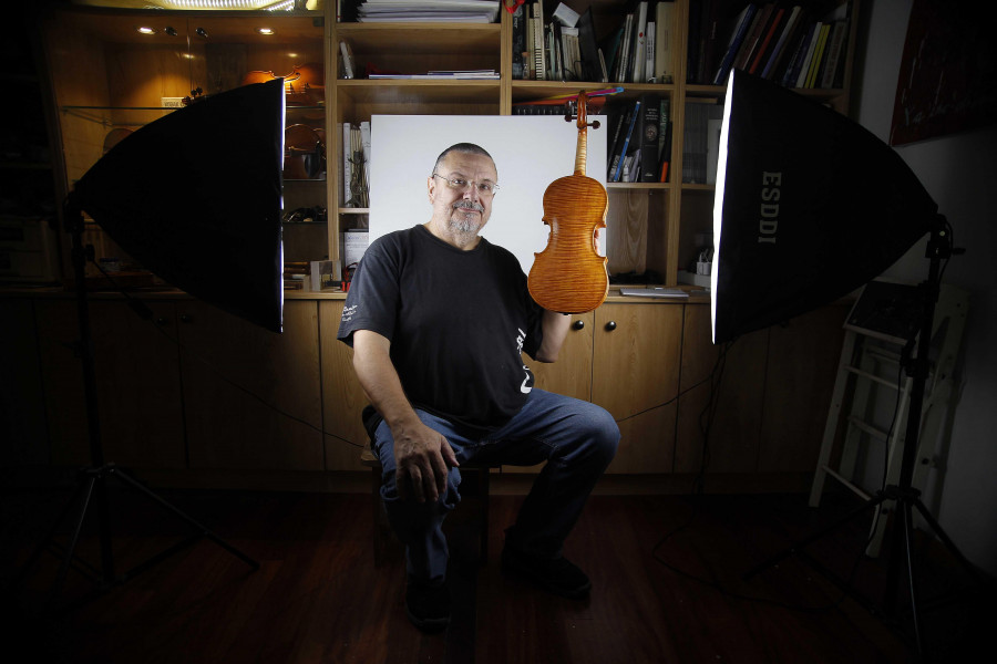 El luthier Fran Torrecilla elabora violines con alma coruñesa