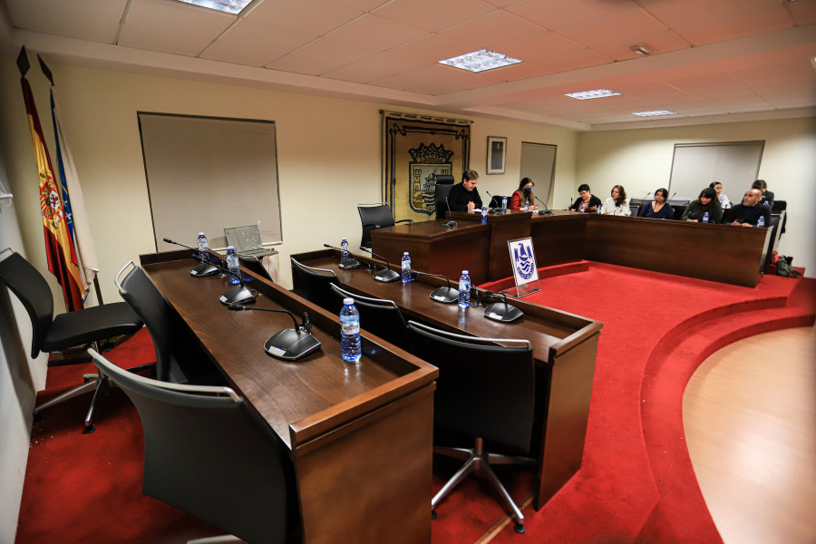 Los nueve concejales que firman la moción de censura no acuden al pleno en el que Portela promete “seguir loitando”