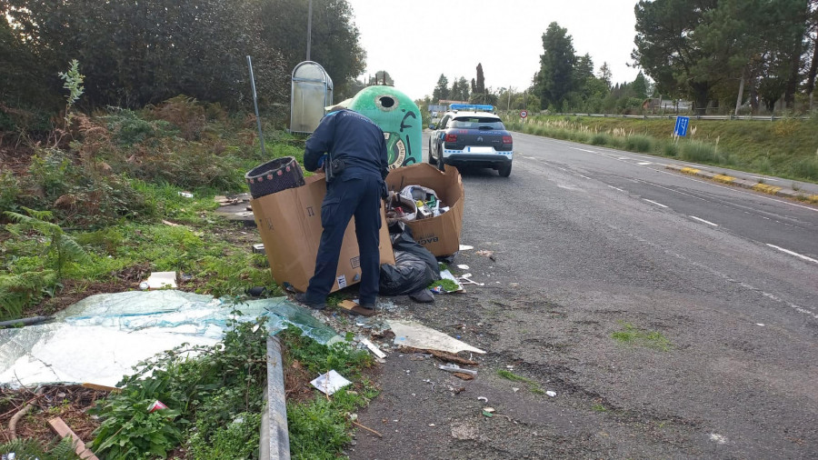 Sorprenden a un coruñés en un vertedero ilegal de Cambre mientras depositaba basura