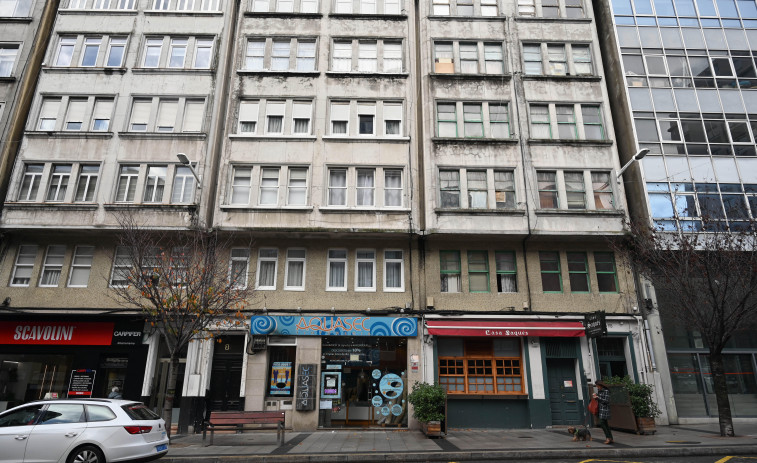 Programan el desalojo del edificio okupado de la avenida de Oza para enero