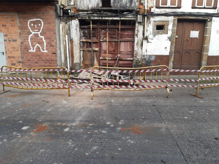 Betanzos ordena demoler la casa que obligó a cerrar al tráfico A Ribeira ante el riesgo de derrumbe de todo el edificio