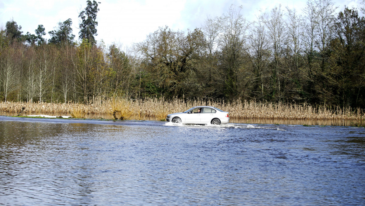 EuropaPress 4829533 hombre pasa coche inundacion provocada desbordamiento rio tea 23 noviembre 2022 13465842