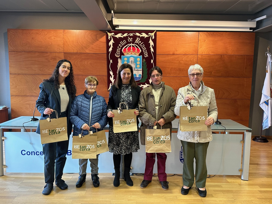 El Centro Pai Menni entrega a Barral una nueva partida de bolsas estampadas a mano con el lema ‘Betanzos Tan Cerca’