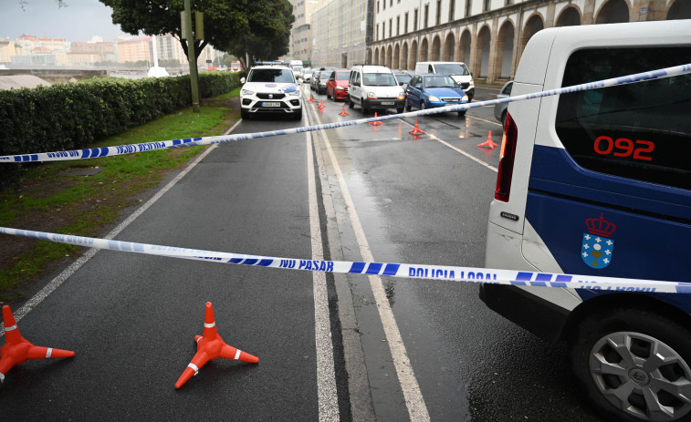 Olas de cinco metros cortan el Paseo Marítimo durante tres horas