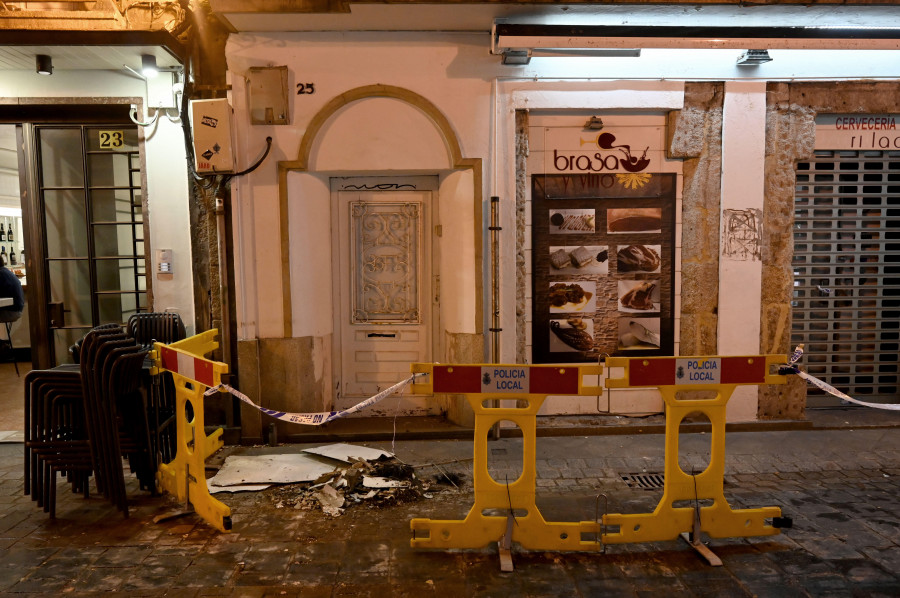 La caída de cascotes en la calle Olmos, en A Coruña, pone en riesgo los murales de Urbano Lugrís