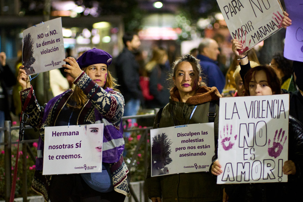 Un grupo de mujeres muestra pancartas contra la violencia machista