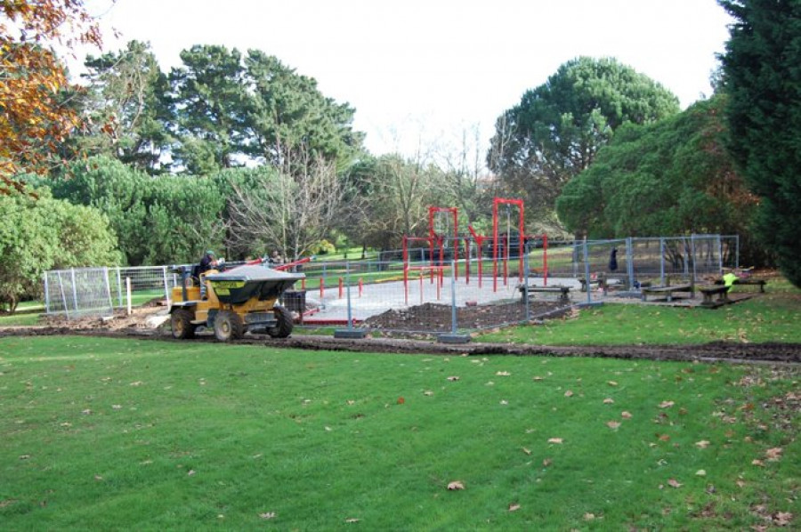 Oleiros instala un circuito de calistenia en el parque de las Trece Rosas