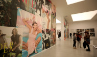 Los coruñeses aprovechan el sábado para visitar la exposición de Meisel en el muelle