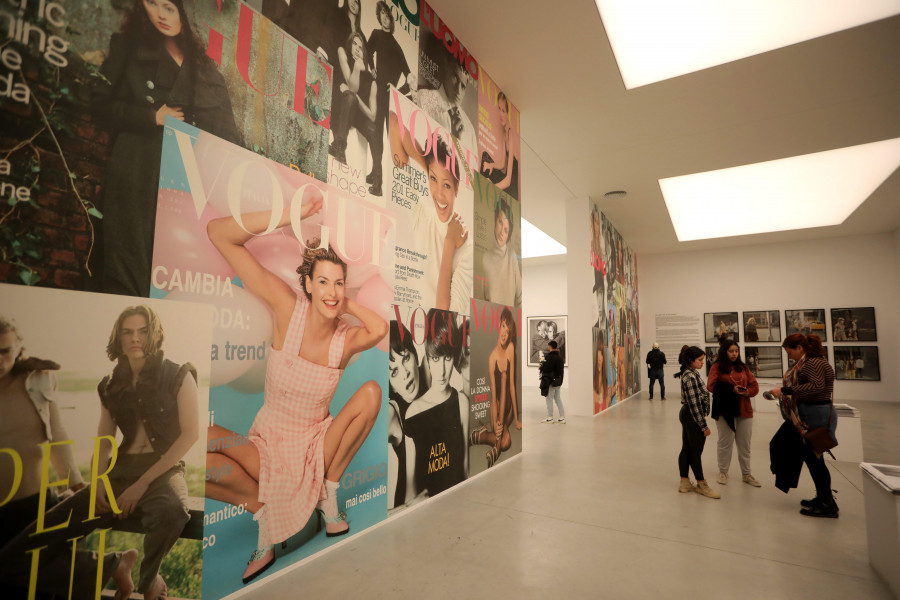 Los coruñeses aprovechan el sábado para visitar la exposición de Meisel en el muelle