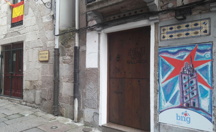 El BNG denuncia el robo del cartel que adornaba la fachada de su sede en la Ciudad Vieja