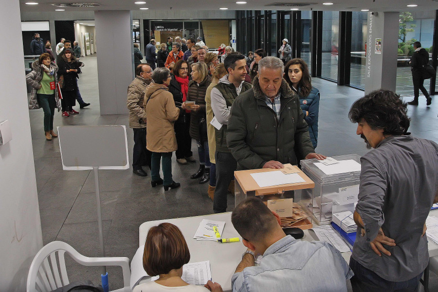 El 15% de los 923.330 coruñeses con derecho a votar en las locales de 2023 lo hará en colegios del área