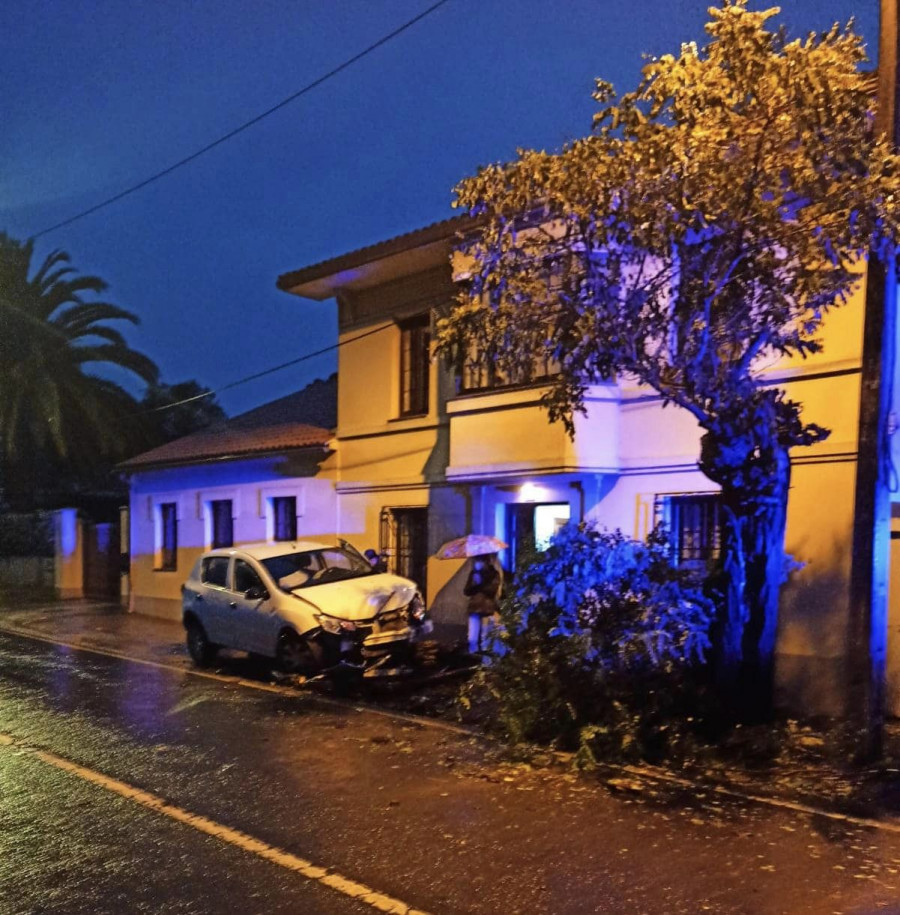 Un conductor resulta herido al impactar con su coche contra un árbol en Sada