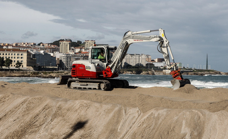 Las playas de A Coruña se preparan para el verano: adiós a la duna de Riazor