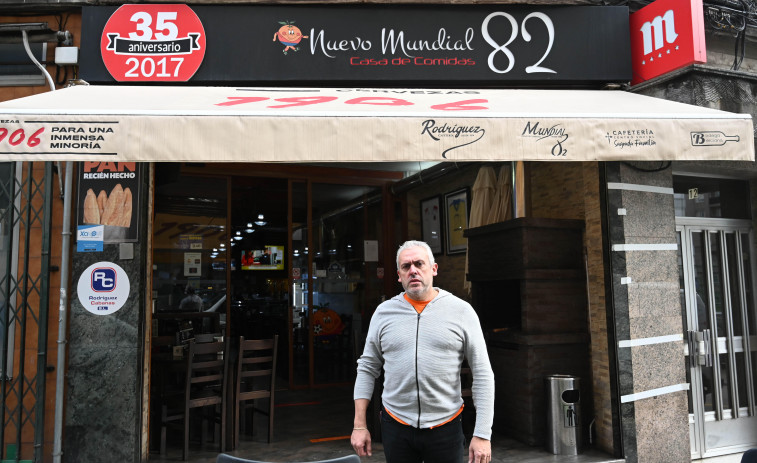 Décadas de vida a pie de calle en un barrio de A Coruña que busca florecer