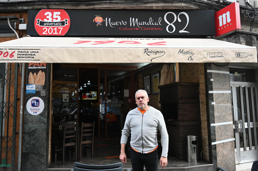 Décadas de vida a pie de calle en un barrio de A Coruña que busca florecer