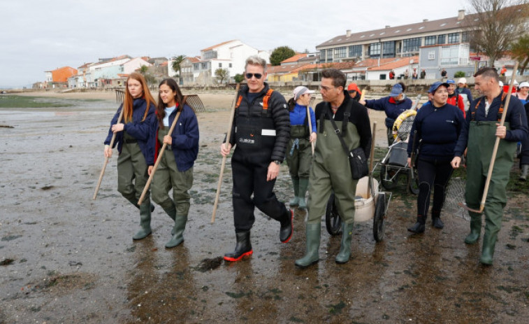 El famoso chef Gordon Ramsay conoce el trabajo de las mariscadoras gallegas en Cambados