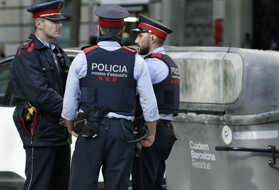 Encuentran un torso en un una maleta dentro de un contenedor del centro de Barcelona