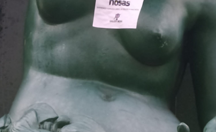 Denuncian a Galiza Nova por colocar adhesivos en la fuente de Diana Cazadora de Betanzos incumpliendo la ordenanza de limpieza