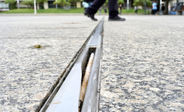 Los vecinos denuncian el mal estado del enlosetado en la zona de la plaza de Pontevedra