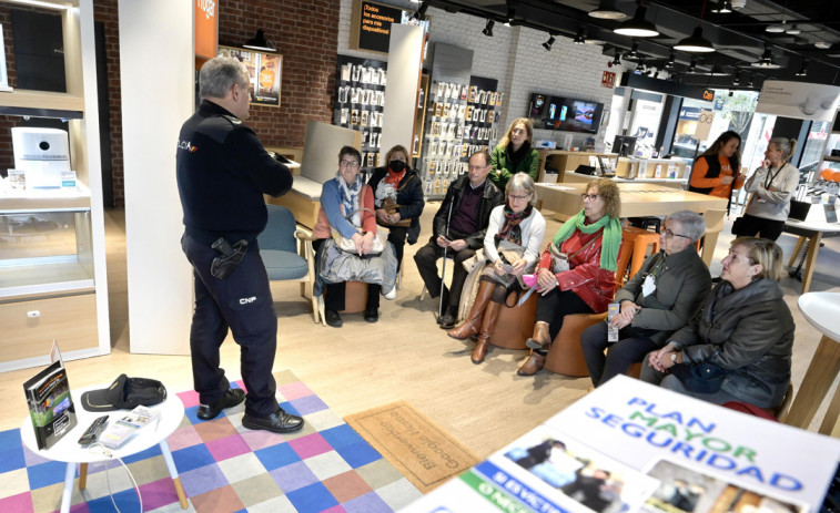 Los mayores aprenden a usar su móvil de manera segura de la mano de la Policía Nacional