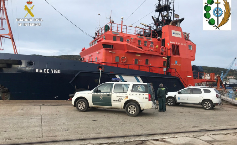 Guardia Civil y Gardacostas se incautan de 300 kilos de centollo y 44 de ostras en la ría de Ferrol y Ares