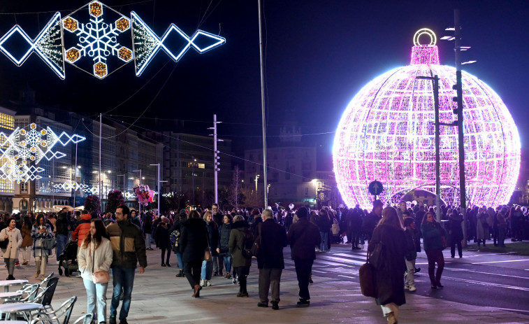 Papá Noel, los pajes reales y los coros de villancicos, de ruta por los barrios de A Coruña