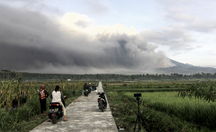 Casi 2.000 desplazados tras la erupción de un volcán en Indonesia