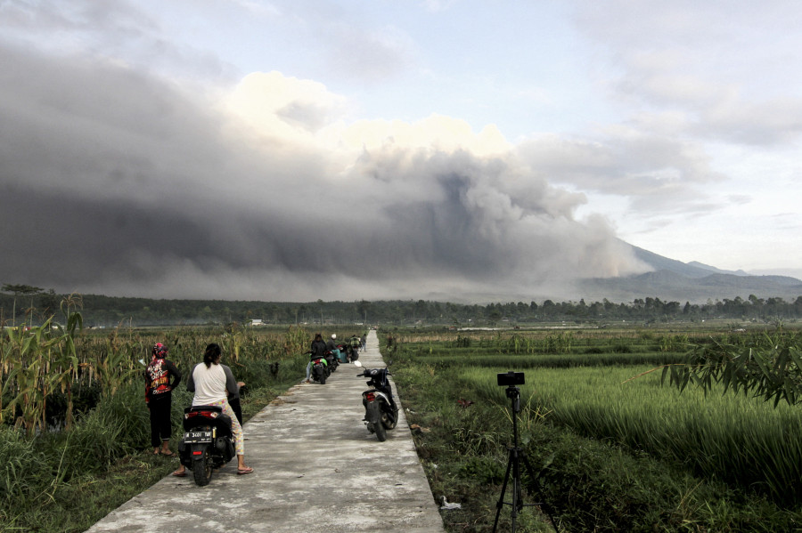 Casi 2.000 desplazados tras la erupción de un volcán en Indonesia