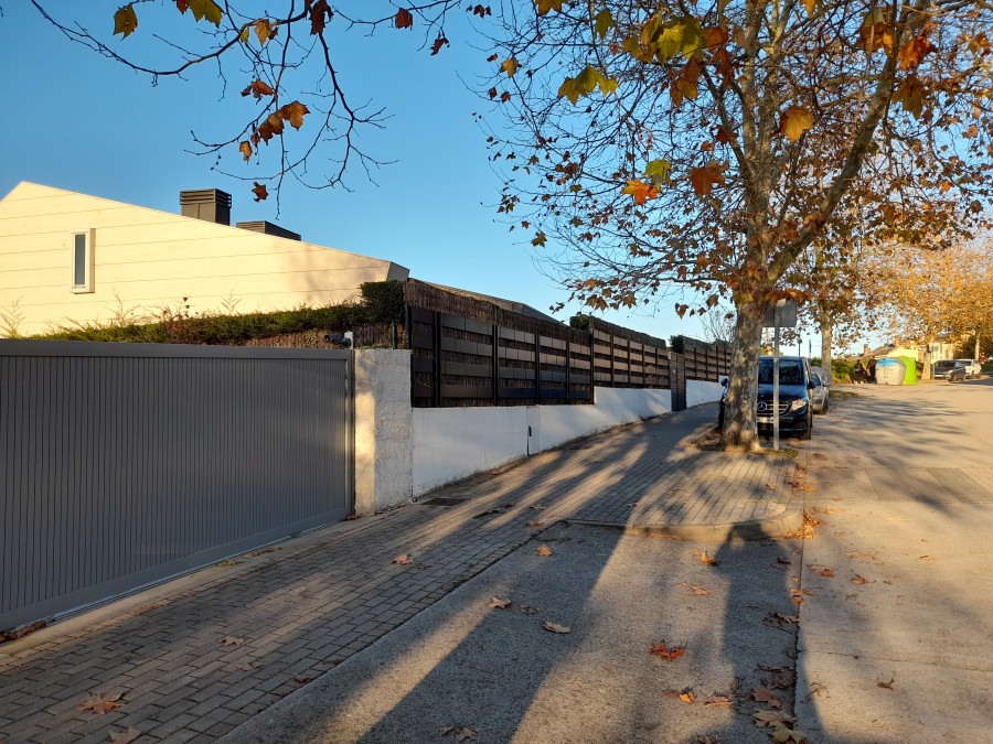 Un incendio destruye parte de una vivienda unifamiliar de  la urbanización de As Galeras