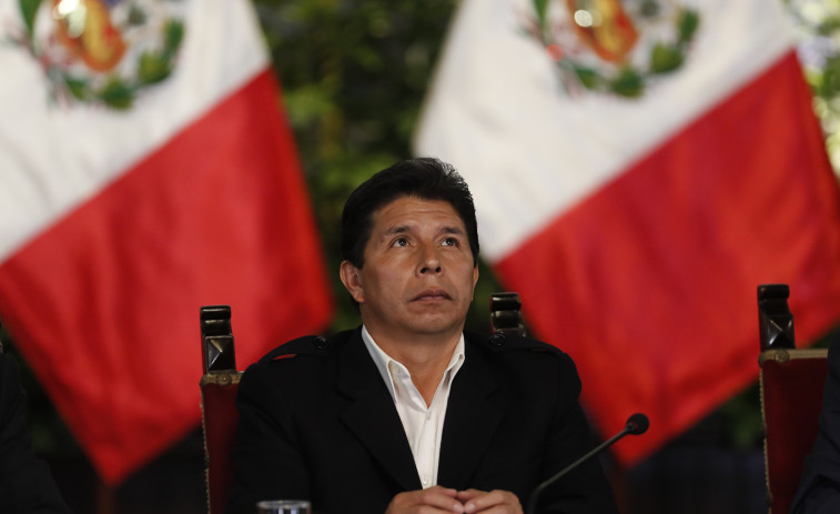 Dina Boluarte jura como primera presidenta de Perú tras el golpe de estado fallido de Castillo