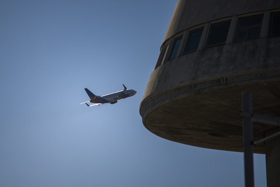 Activado el protocolo de riesgo radiológico en El Prat por una fuga de líquido en un avión