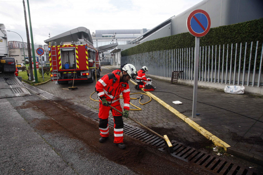 Los Bomberos contienen un derrame de más de 300 litros de combustible en Pocomaco