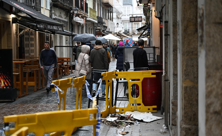 Otra caída de cascotes agrava la situación del 25 de la calle Olmos