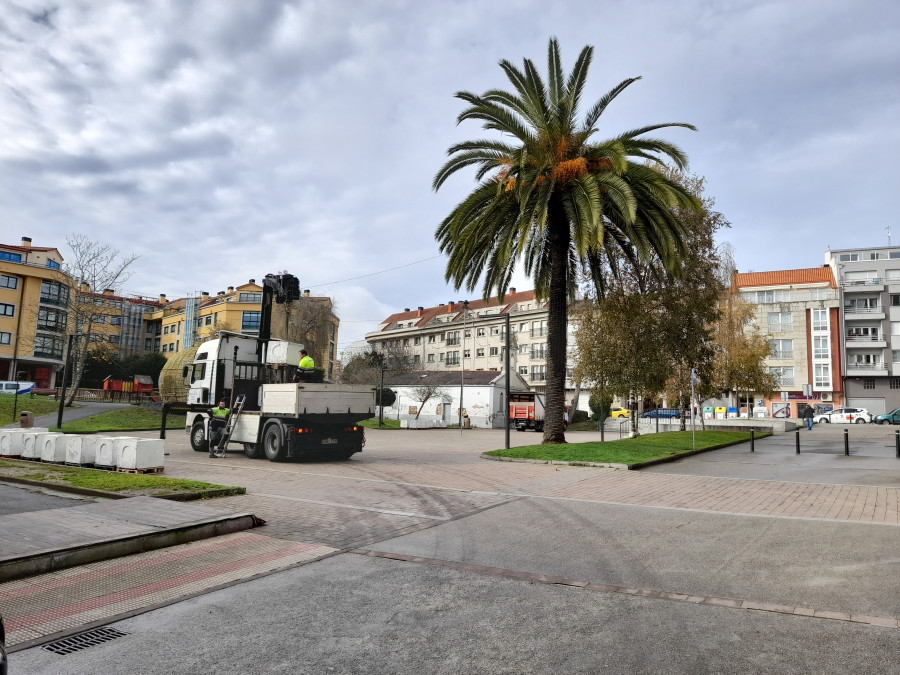 La plaza del Balneario de Arteixo  se engalana para la 30 Feira do Galo