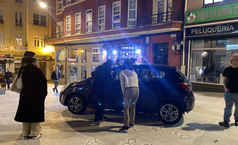 Un conductor portugués se despista y acaba cayendo con su coche en la plaza del Humor