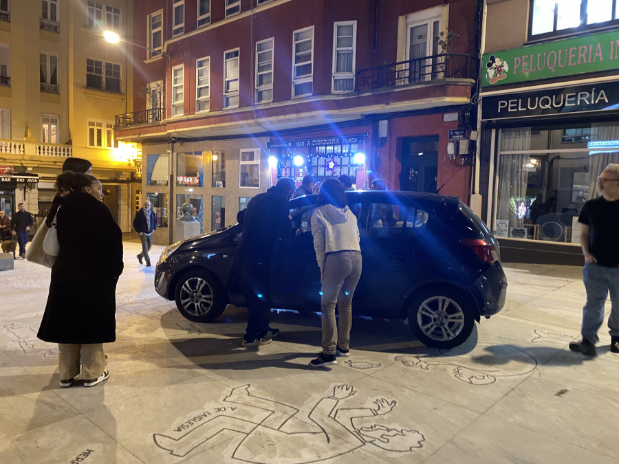 Un conductor portugués se despista y acaba cayendo con su coche en la plaza del Humor