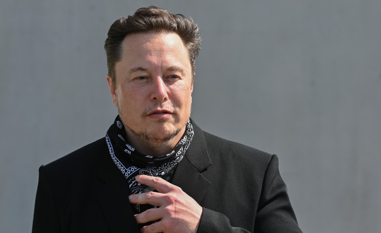 Musk dice que Twitter ha impuesto límites diarios a la lectura de tuits